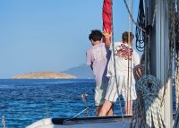 GRECJA - Morze Egejskie Sugerowane trasy: <br />1. Kos, Pserimos, Kalimnos, Leros, Lipsi, Arki, Patmos, Kos - po drodze mamy jeszcze kilka małych wysepek. <br />2. Kos, Nisyros, Tilos, Halki, Alimia, Symi, Kos