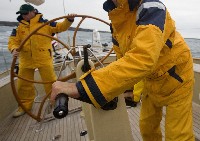 PORT: marina Betina (Murter), Chorwacja. Trasa: porty Dalmacji. Start sobota godz. 17:00, koniec: sobota godz. 08:00. <br />PROGRAM KURSU: manewry na silniku, żaglach, nawigacja, locja, VHF, obsługa jachtu