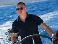 PORT: marina Betina (Murter), Chorwacja. Trasa: porty Dalmacji. Start sobota godz. 17:00, koniec: sobota godz. 08:00. <br />PROGRAM KURSU: manewry na silniku, żaglach, nawigacja, locja, VHF, obsługa jachtu